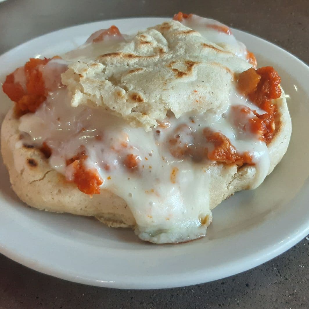 Gorditas de Chicharrón en Salsa Roja