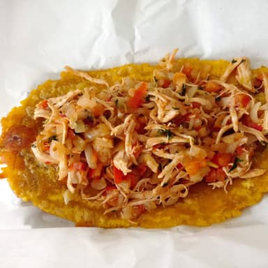 Patacón con Pollo Antioqueño
