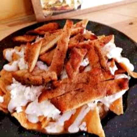 CHILAQUILES VERDES O ROJOS CON MILANESA DE POLLI