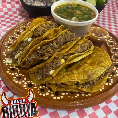 Quesabirrias con aguacate