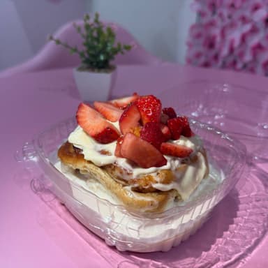 Rol Preparado y Fresas con Crema Medianas con Nute