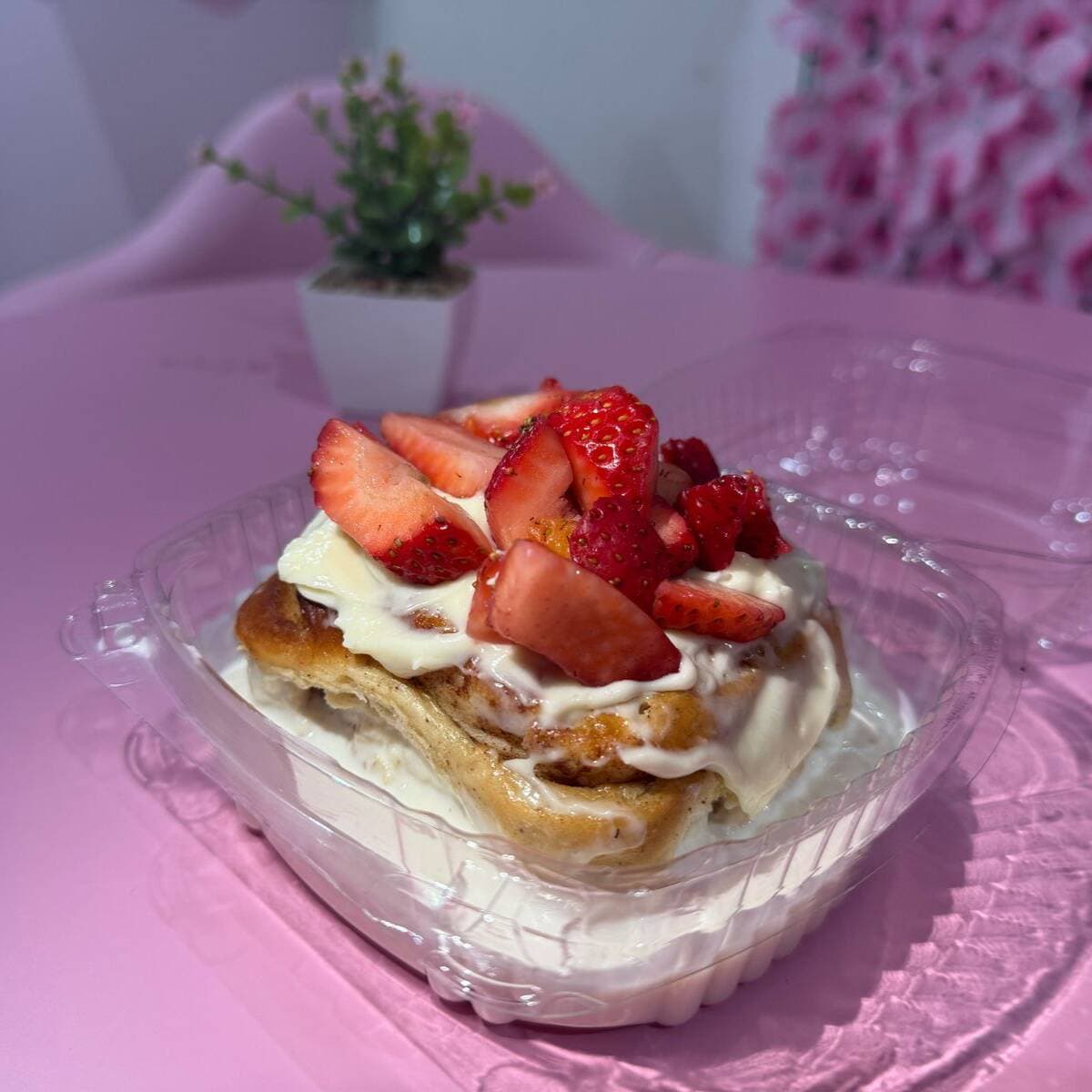 Rol Preparado y Fresas con Crema Medianas con Nute