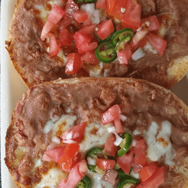 Molletes Con Guisado
