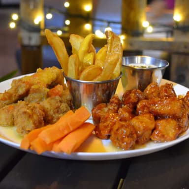 Boneless Mango-Piña con Habanero + Papas Gajo