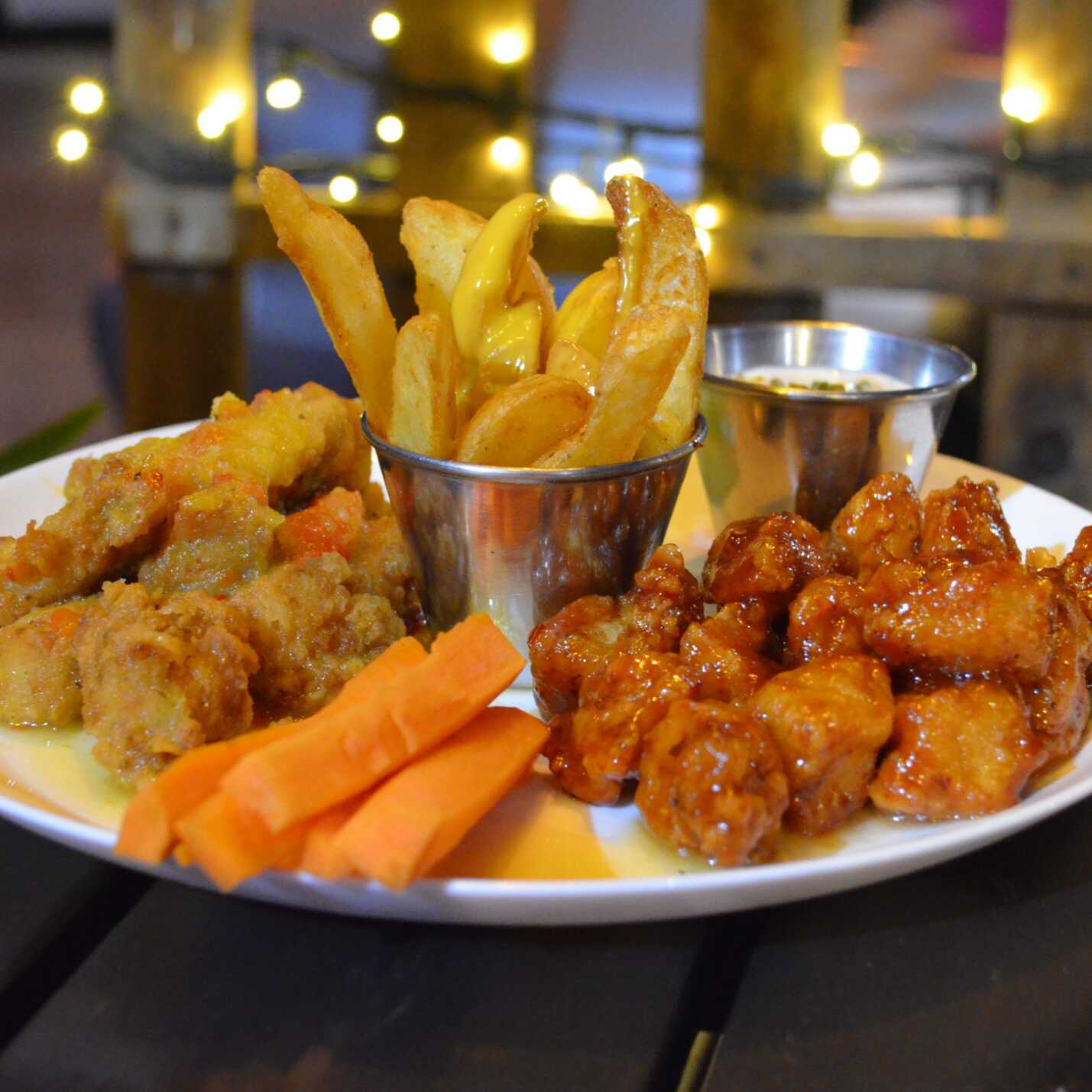 Boneless Mango-Piña con Habanero + Papas Gajo