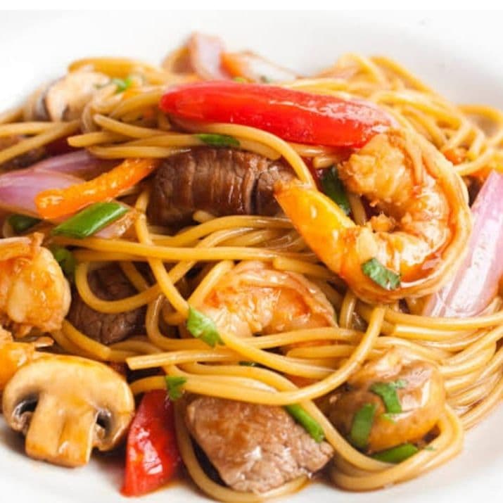 Tallarín Saltado con Mariscos
