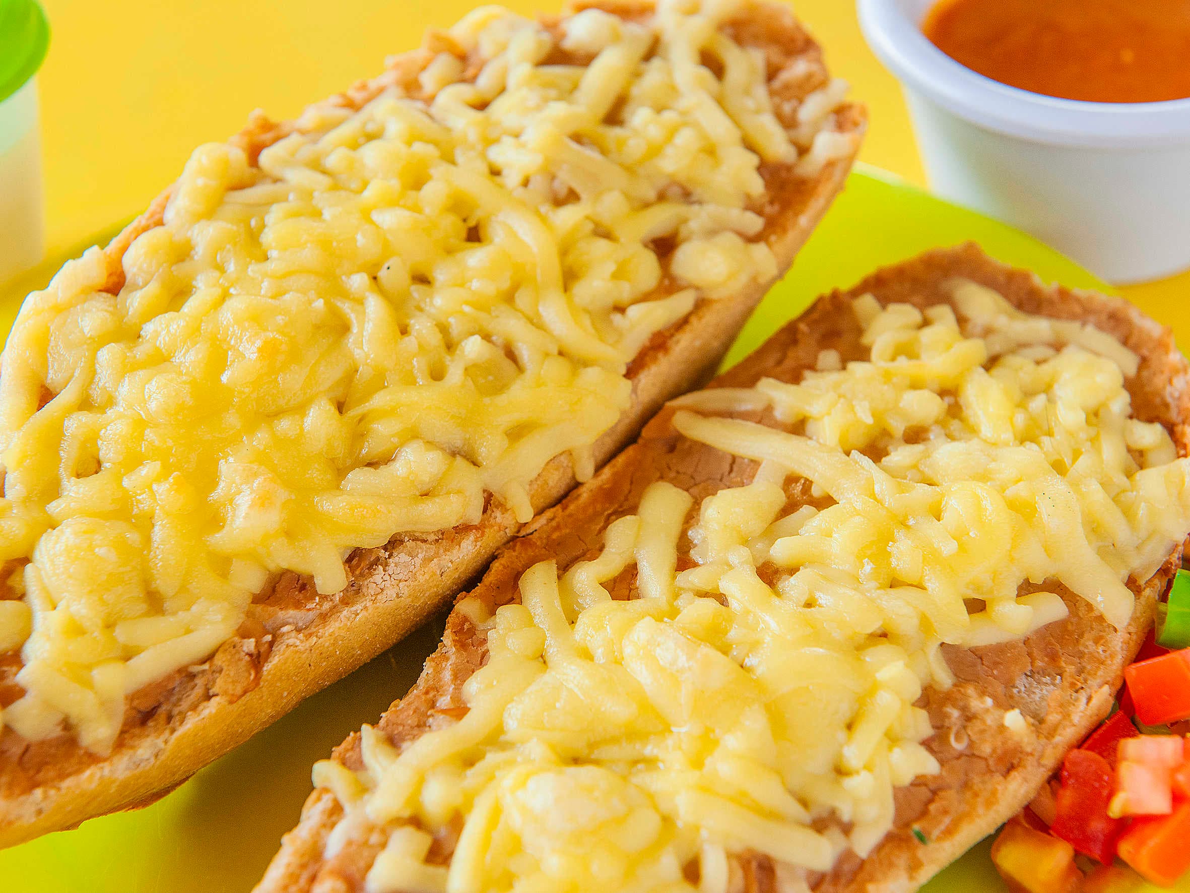 Molletes de Frijol con Queso