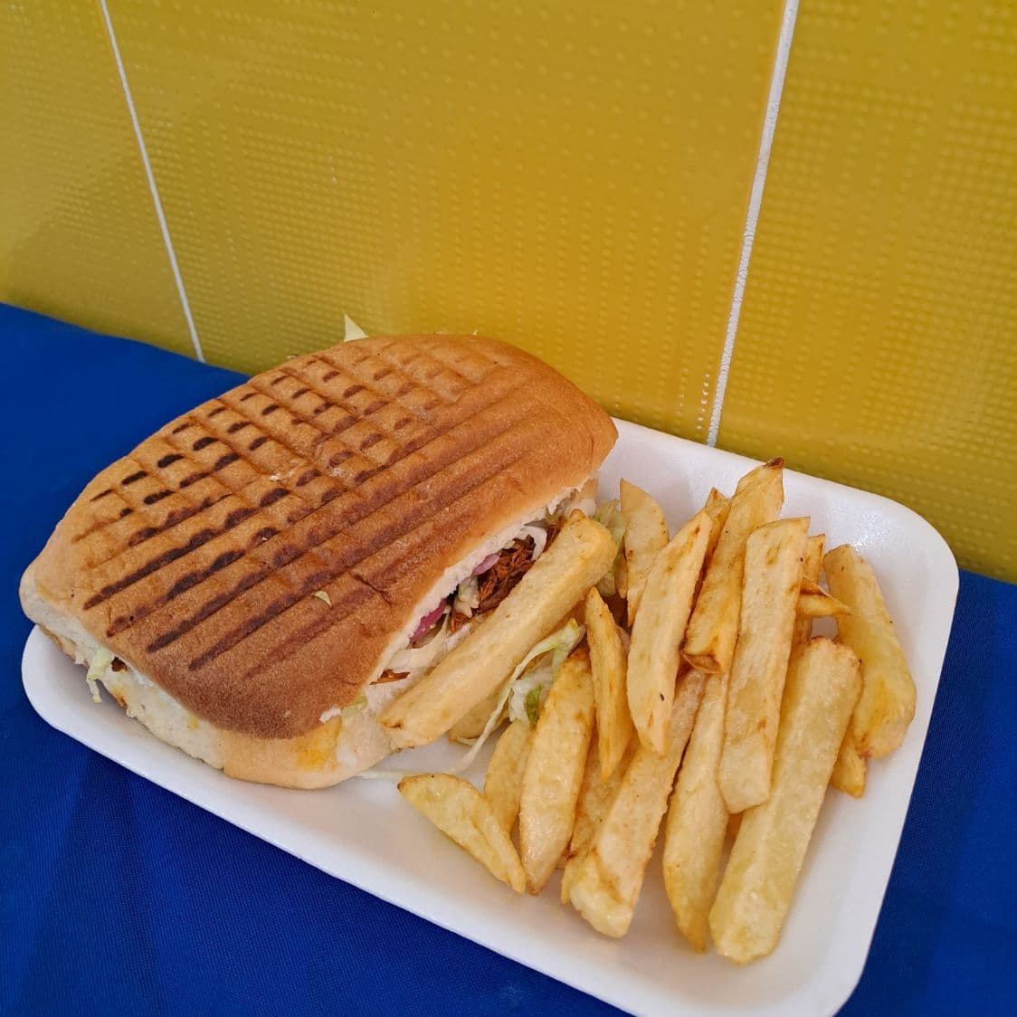 Combo-Coca Cola 3 Tortas Cochinita C/Papas+Coca 2L