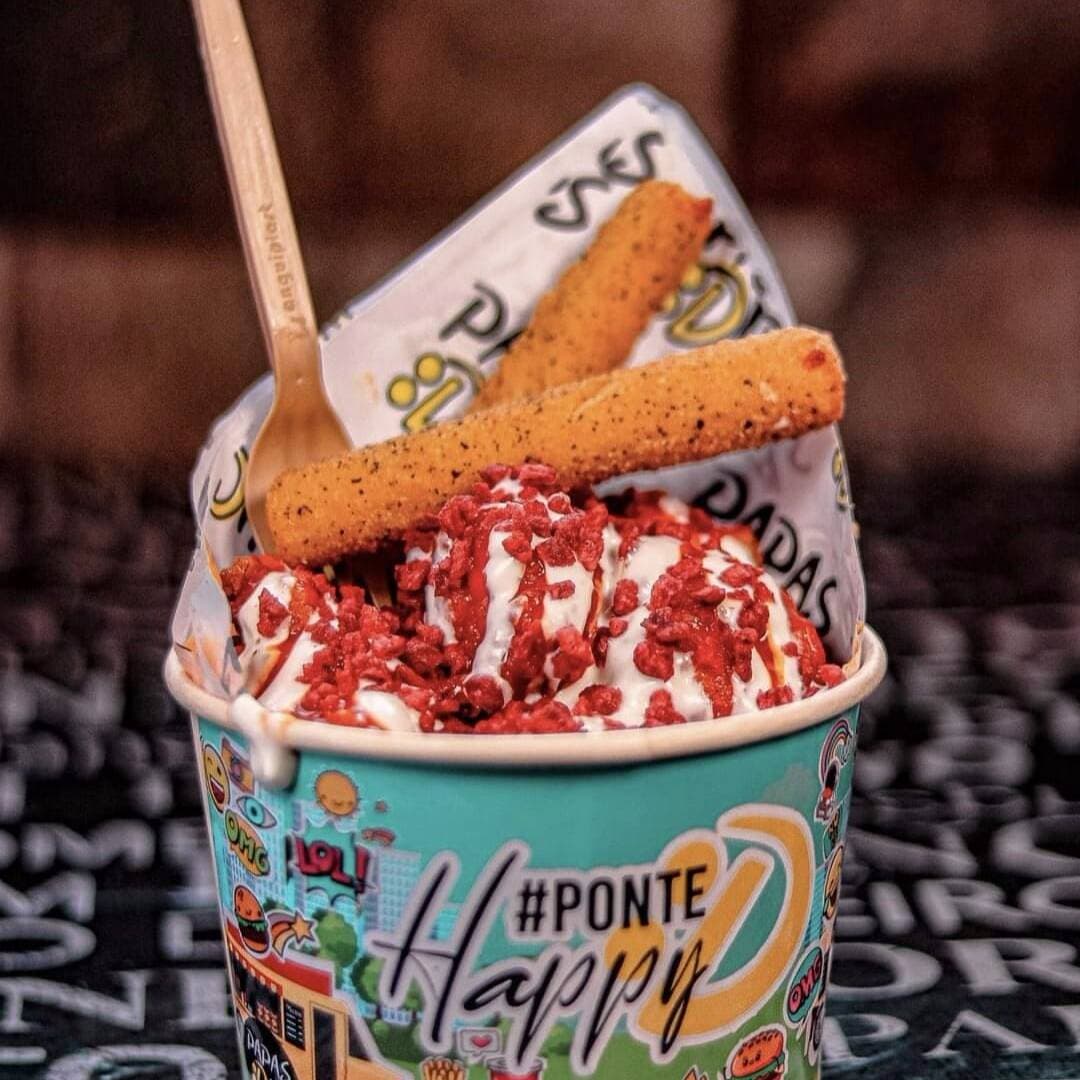 PAPA BONELESS CON 2 DEDOS DE QUESO.