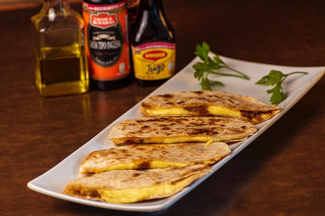 Quesadillas Sonorenses + Refresco