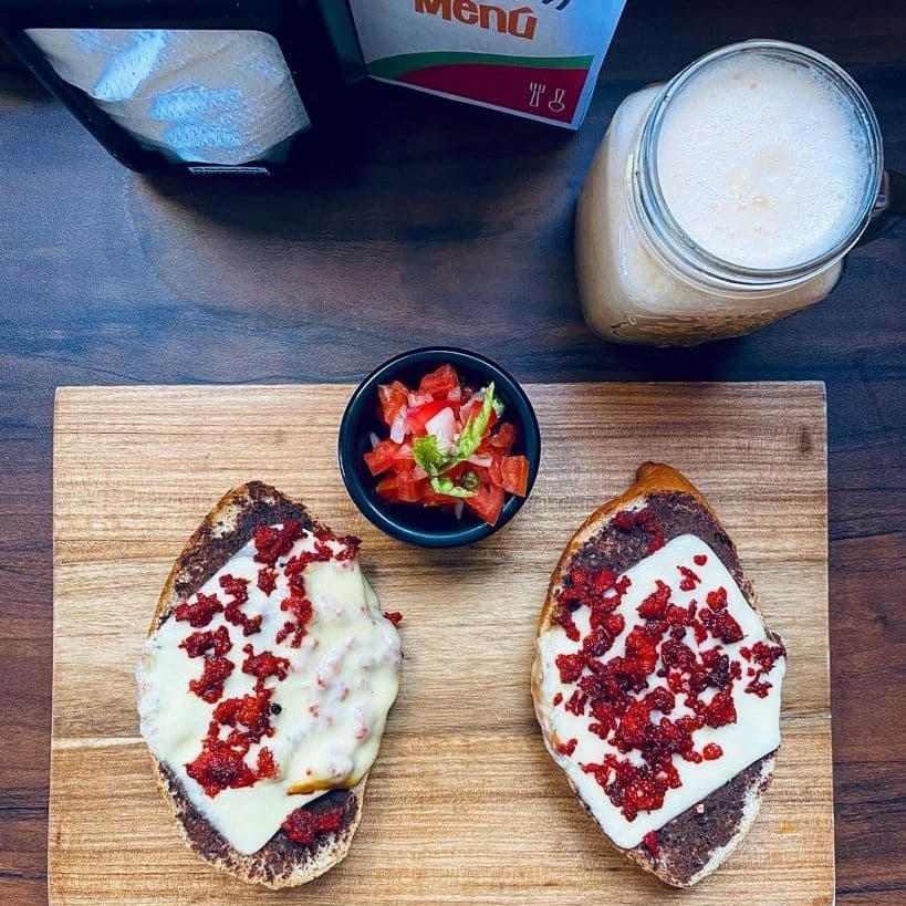 Molletes con Choriqueso + Agua del dia