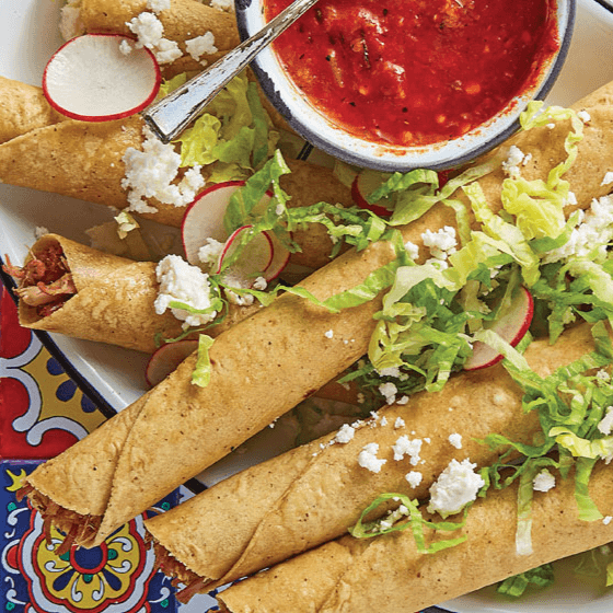 Taquitos dorados con verdura, frijoles y crema