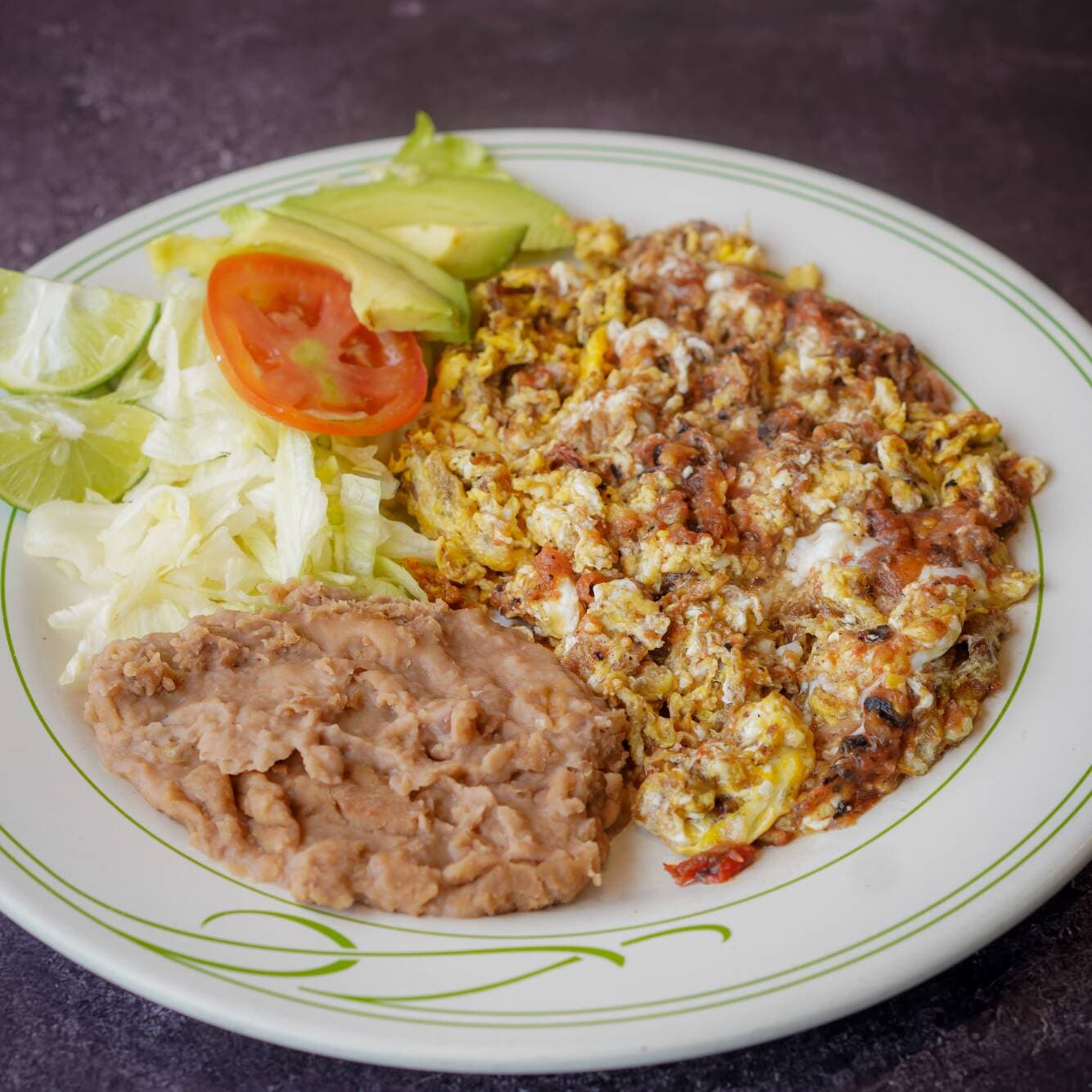 Huevo con Machacado con Salsa Molcajeteada