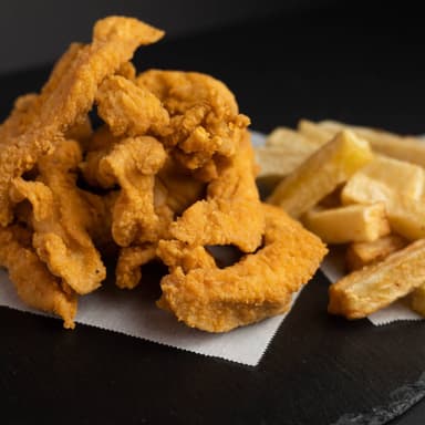 Chicken fingers + papas fritas + 1 salsa a elegir.