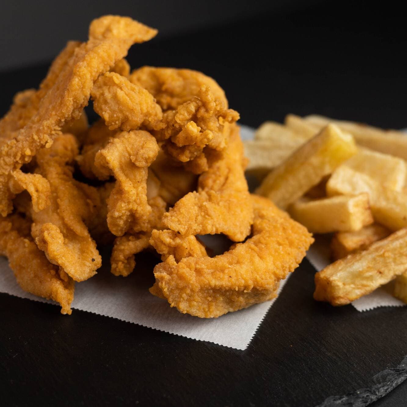 Chicken fingers + papas fritas + 1 salsa a elegir.