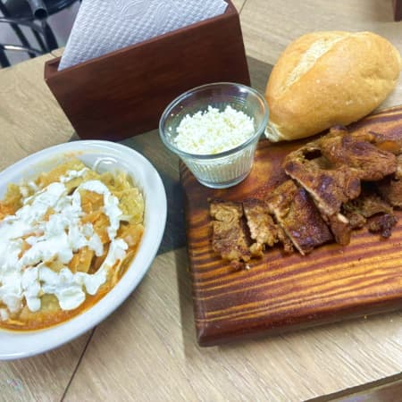 Torta de Chilaquil con Costilla