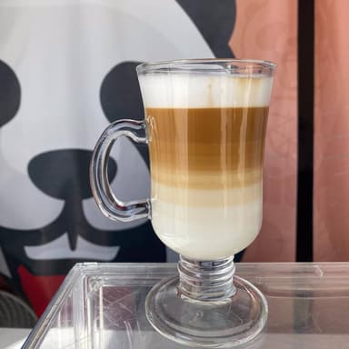 Latte macchiato caramel caliente