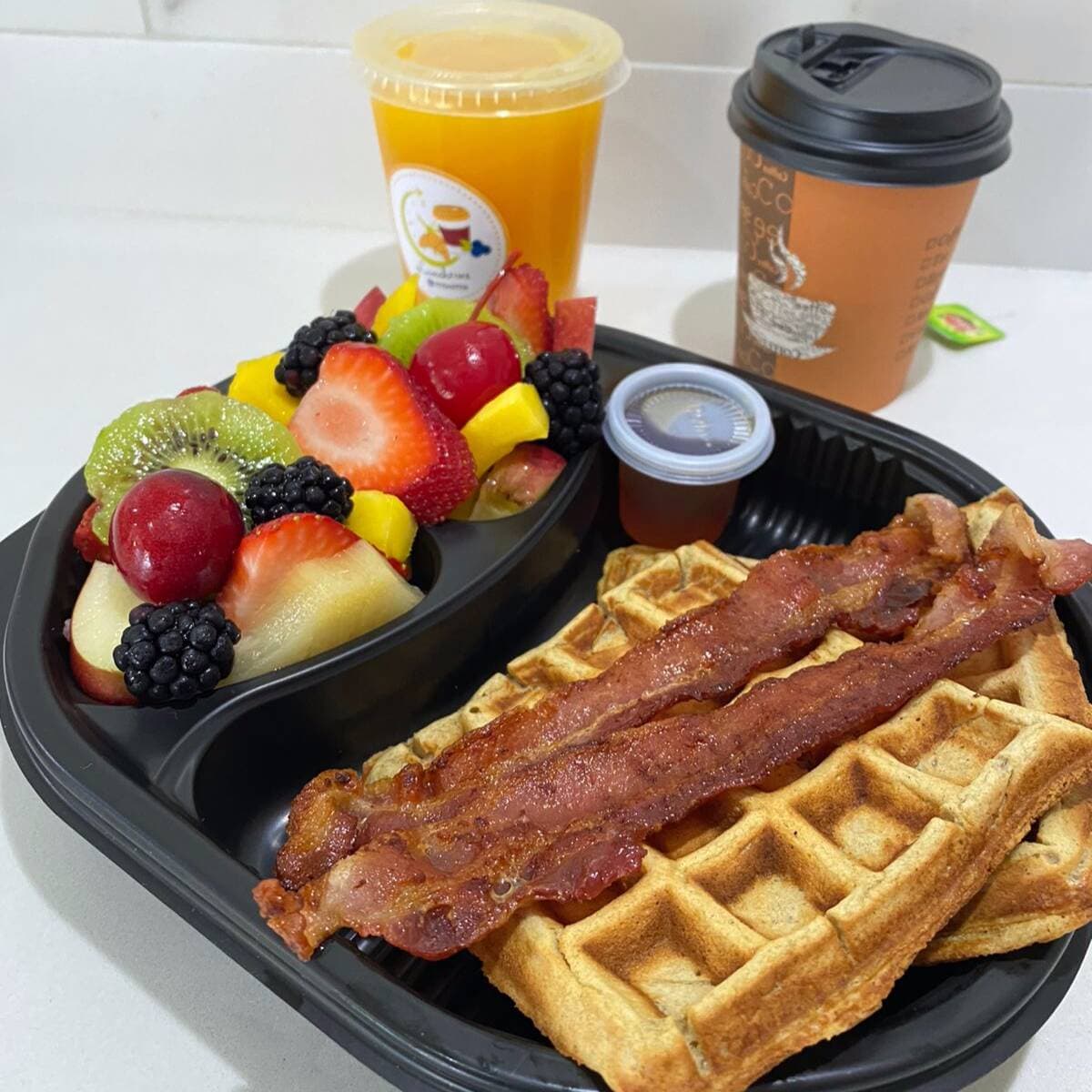Combo Wafle De Avena y Banana Con Tocino+Jugo+bebi