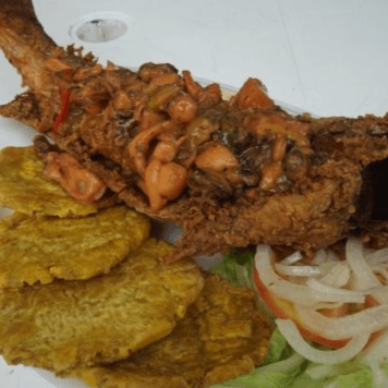Pescado Frito Entero en Salsa de Mariscos
