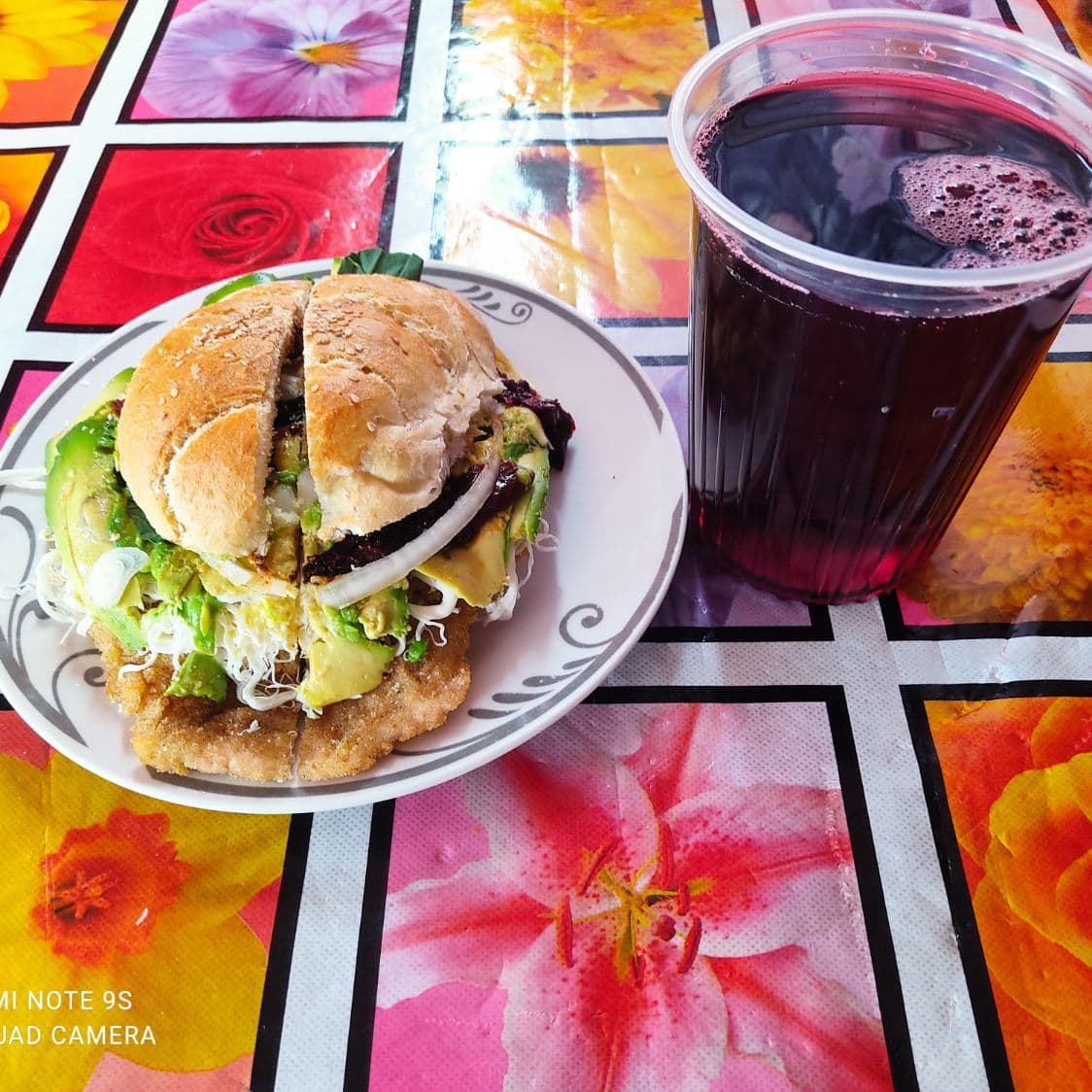Cemita poblana + vaso de agua del día
