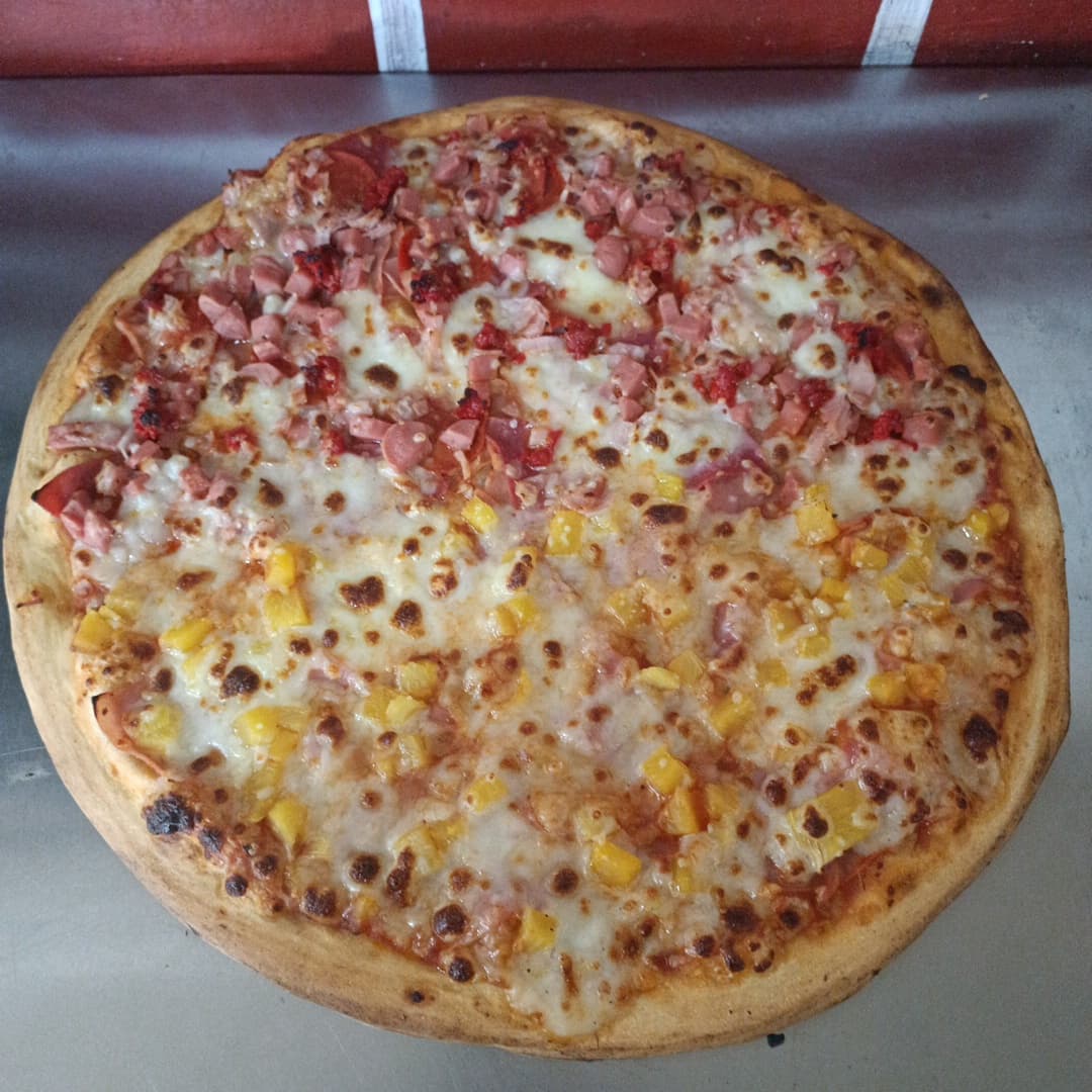 Pizza grande 38cm mitad hawaiana mitad carnes fria