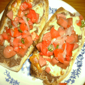 MOLLETES CON SALCHICHAS