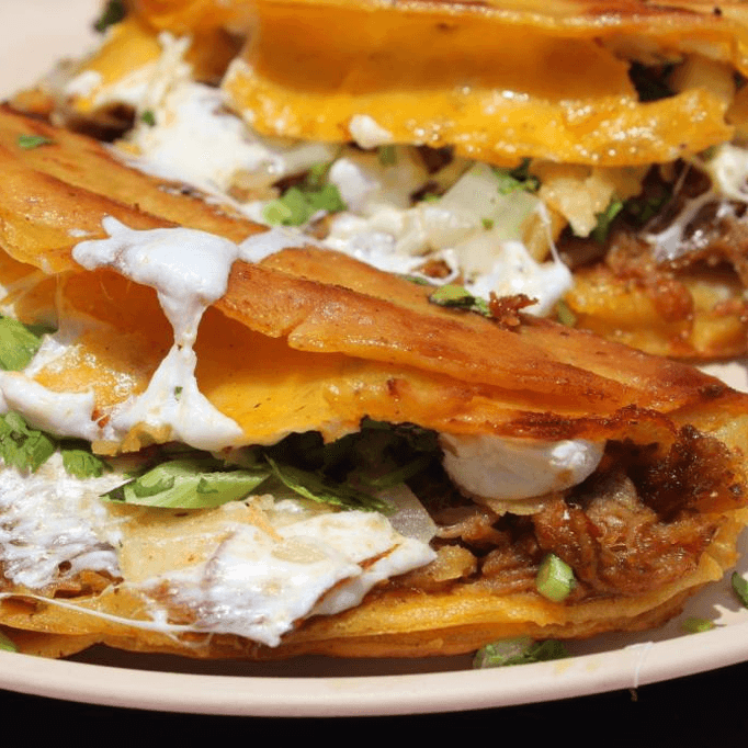 Taco de Barbacoa Dorado con Queso