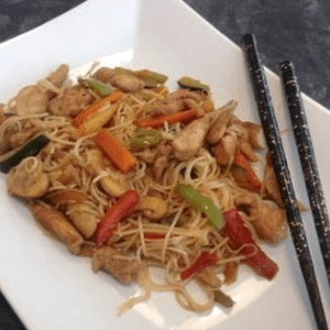 Chop Suey Seco con Pollo Medio