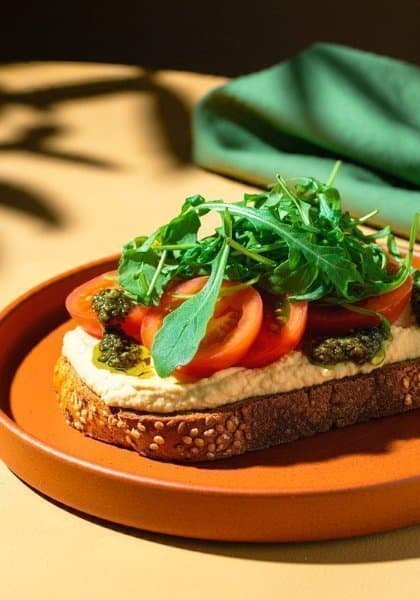 Tostada hummus con jitomate
