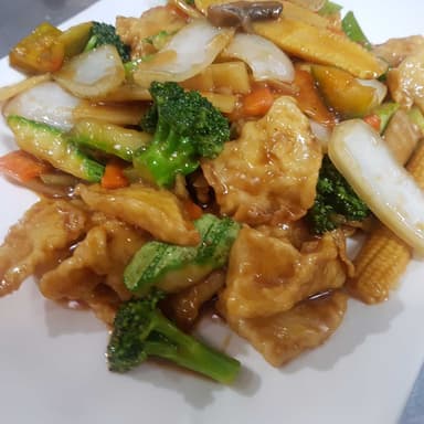 Trozos de Pescado con Verduras en Salsa de Ostión