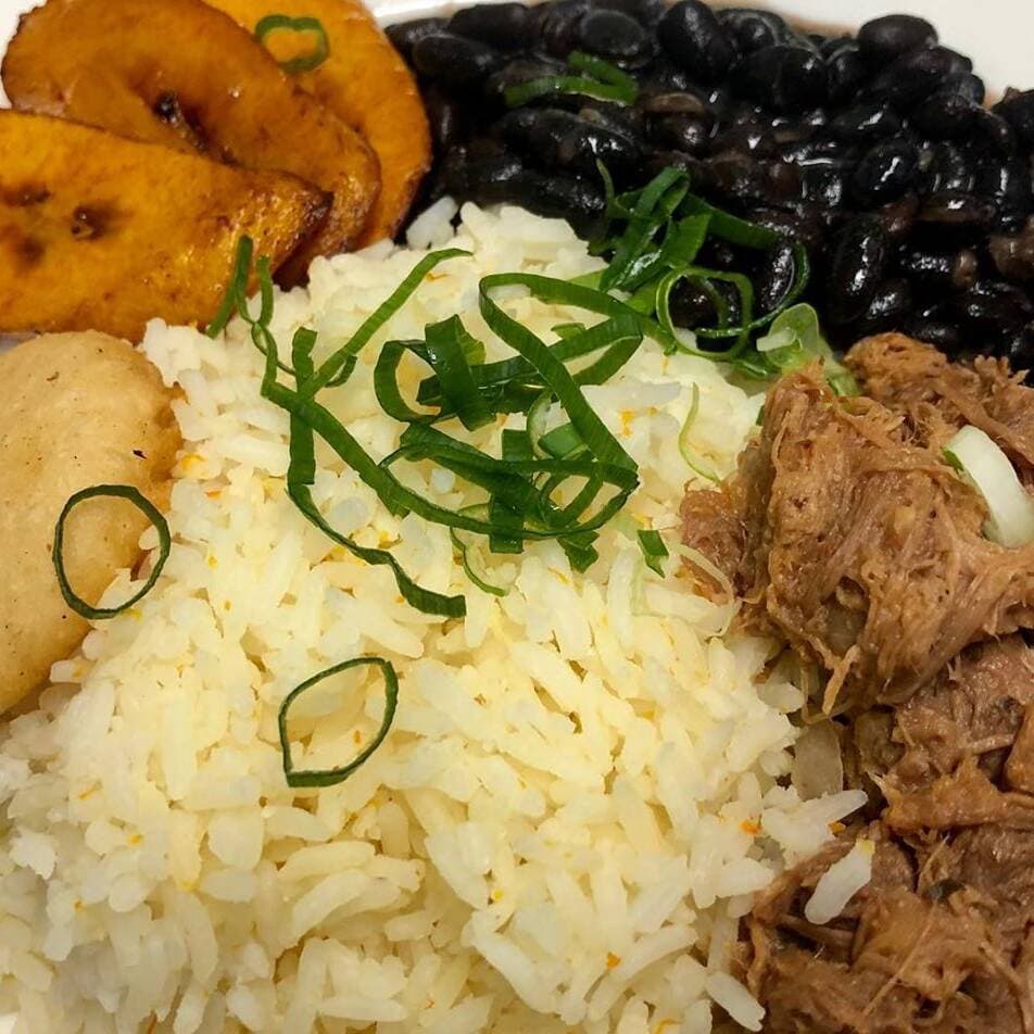 Casado Venezolano Pabellón + Refresco del día