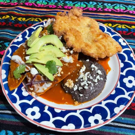 CHILAQUILES ROJOS-CON MILANESA DE POLLO