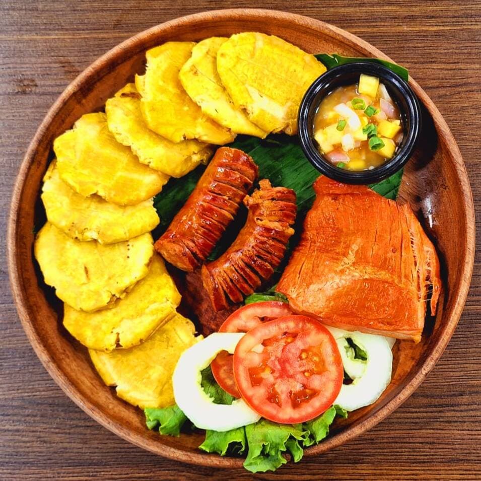 Patacones con Cecina, Chorizo y Ensalada