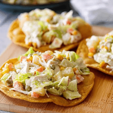 Tostadas o Sanwiches de Ensalada Rusa.