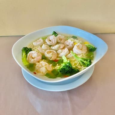 Sopa de fideos con camarón