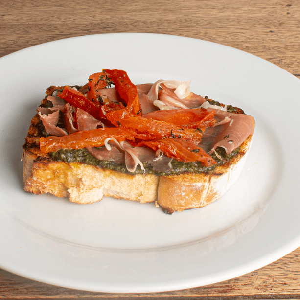 Tosta de Pesto y Jamón Serrano