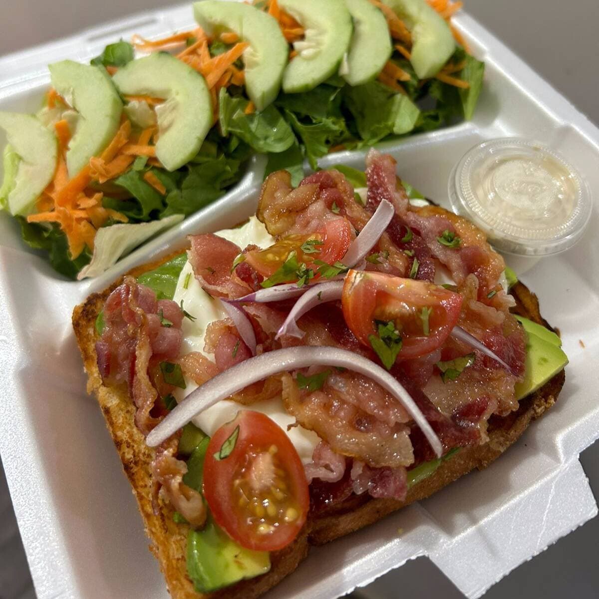 Avocado Toast Huevo Tocino