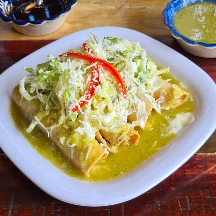 Tacos Dorados con Pollo y Salsa