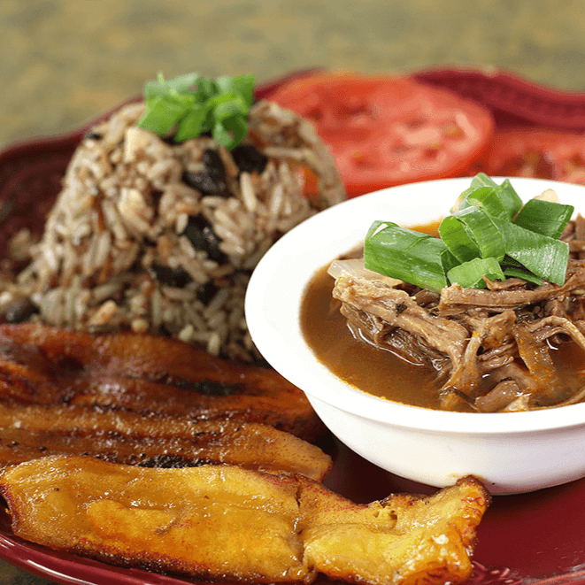Gallo Pinto con Carne en Salsa