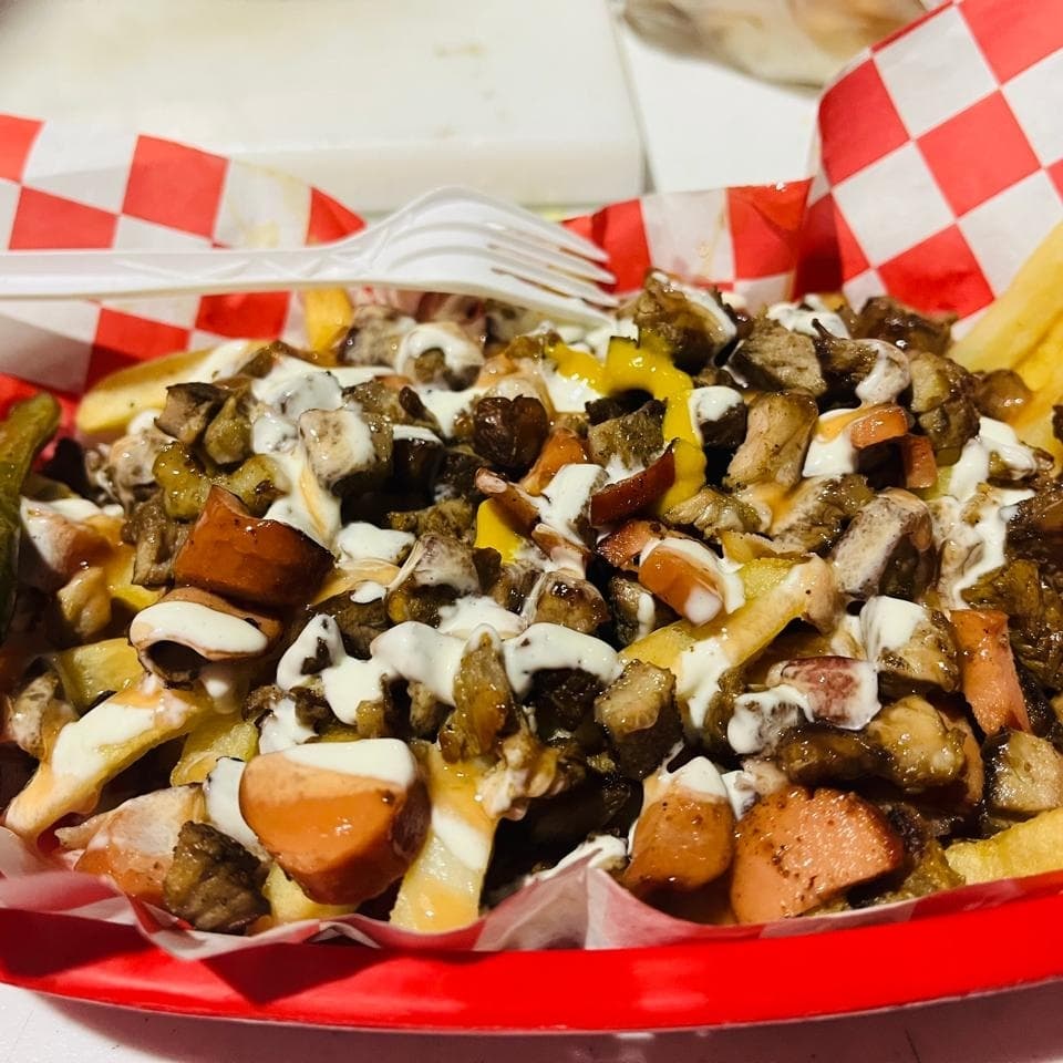 Salchipapas con Carne Deshebrada + Hot Dog