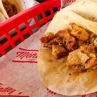Taco de chicharron en salsa verde