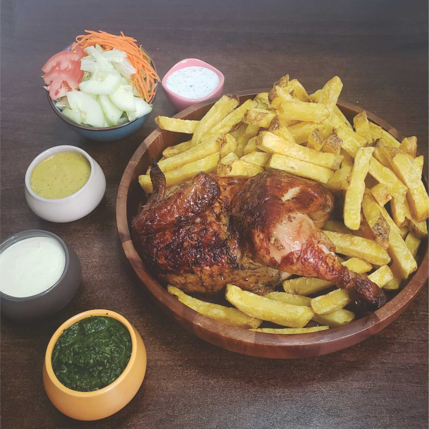 1/2 Pollo + Papas fritas + Ensalada + Cremas