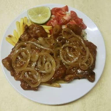 Chuleta Encebolla con Papas y Ensalada