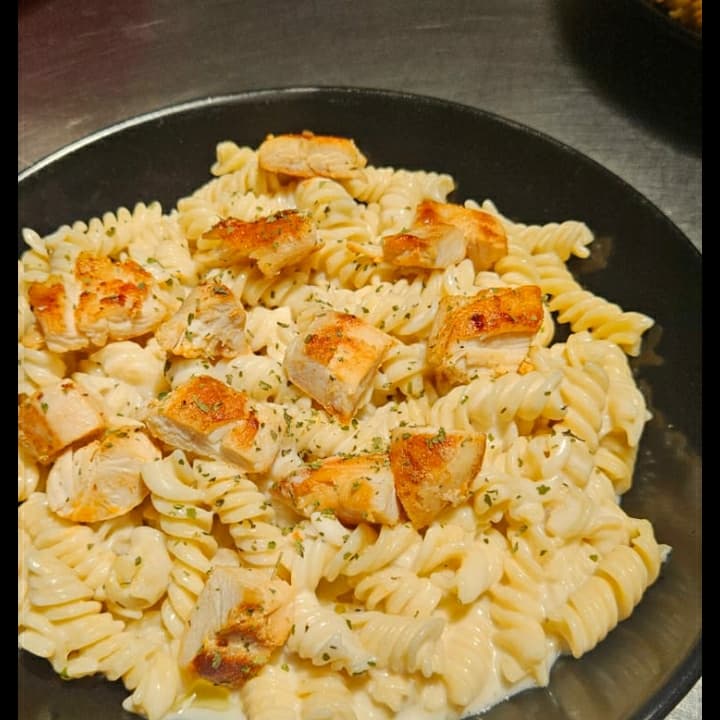 Pasta Alfredo con Pollo Asado Copiar