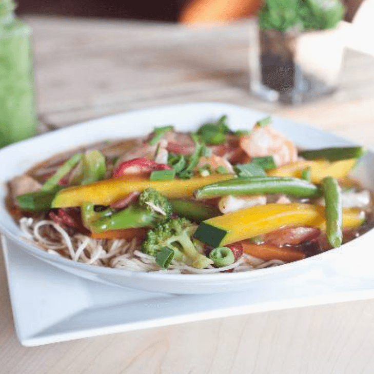 Chop Suey en salsa con camarones
