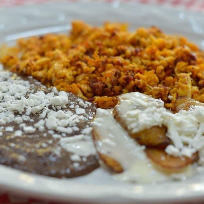 Combo Huevos con Chorizo + Agua del día 335 ml