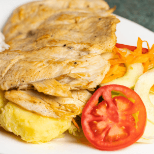 Pechuga a la Plancha con Papas Sancochada y Arroz