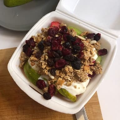 Tazón de fruta con yogurt griego y granola