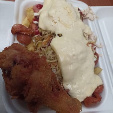 Salchipapas Mixta con Queso y Porcion de Pollo
