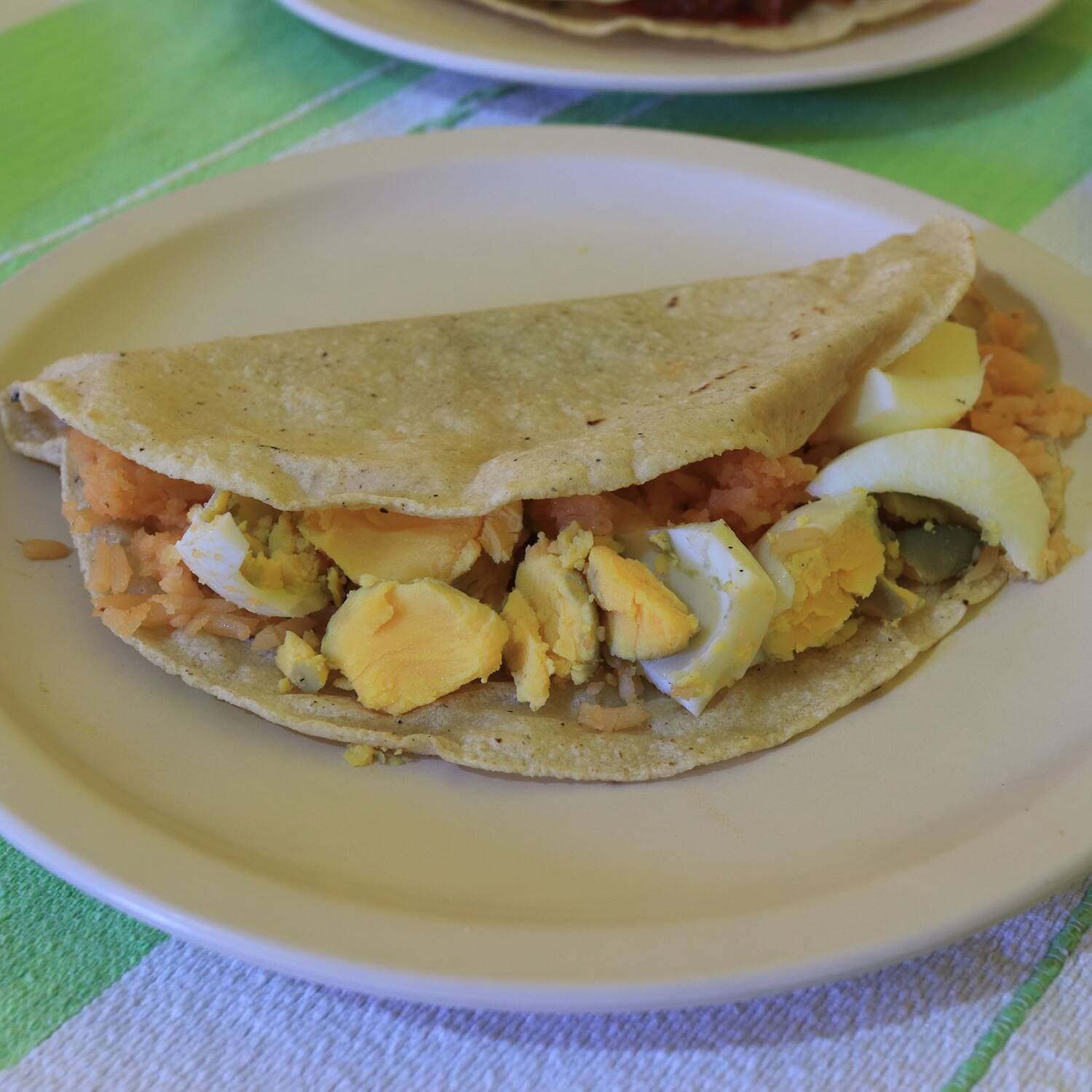 Taco de huevo duro (3) + café
